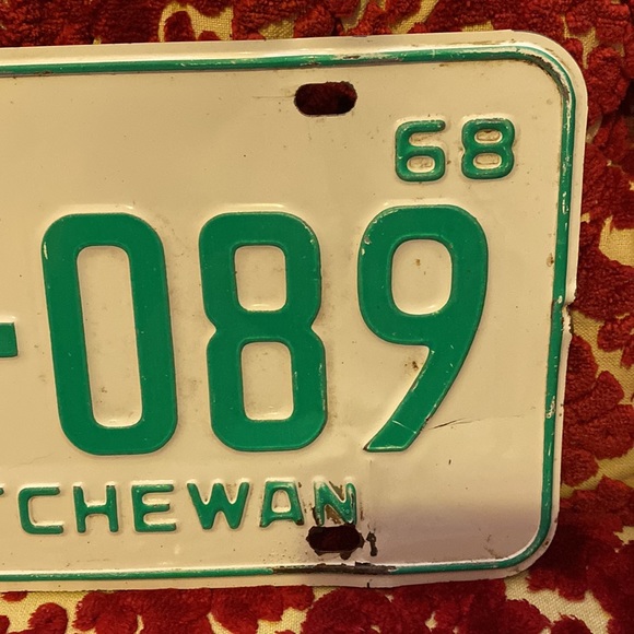 Vintage Rustic pair of 1968 Saskatchewan license Plates - Picture 3 of 13
